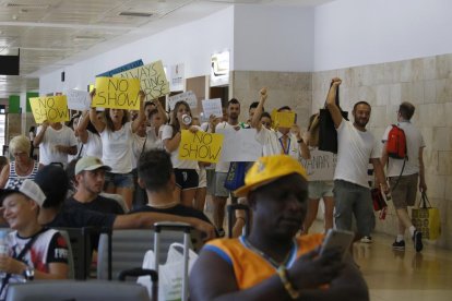 Plano abierto de los trabajadores de Ryanair manifestándose dentro de las instalaciones del Aeropuerto de Gerona-Costa Brava.