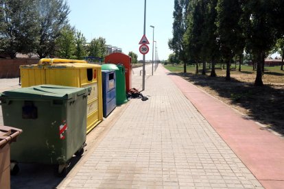 La zona de contenedores del Pla de l'Ametlla donde el perro habría atacado a la mujer.