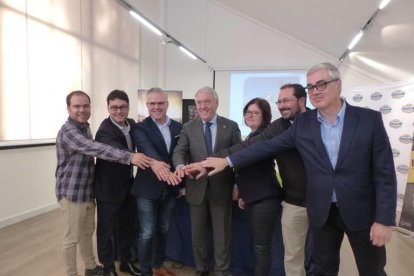 Els alcaldes de Vila-seca, Cambrils i Salou juntament amb els regidors de Joventut durant la presentació.