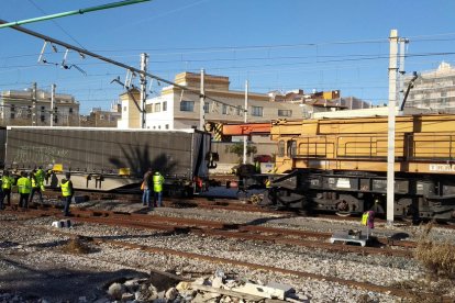 El vagó descarrilat ha estat posat a lloc amb una grua de gran tonatge.