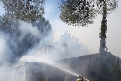 Miembros del ADF en el lugar del fuego.