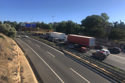 Imagen de los manifestantes cortando la A-7 en Tarragona.