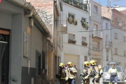 Els Bombers treballant en l'incendi.