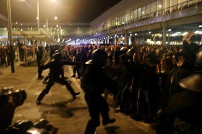 Imatge d'un moment d'una càrrega policial a l'aeroport del Prat.