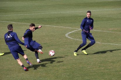 David Querol, ex del Reus y del Nàstic, durante un entrenamiento con el Cádiz ayer.