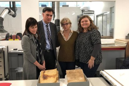 Imagen de la entrega de los 'Llibres del Comú' restaurados en el Centre de Restauració de Béns Mobles de Catalunya.