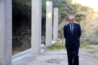 El presidente del Govern, Quim Torra, paseando en el Fossar de la Pedrera, en el cementerio de Montjuïc.