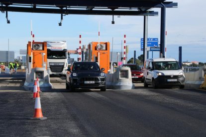 Diversos vehicles al seu pas pel nou peatge troncal de l'AP-7 entre Vila-seca i Salou.