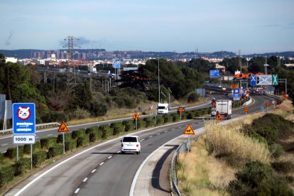 Vehículos circulando por el tramo previo del nuevo peaje troncal del AP-7 entre Vila-seca y Salou.