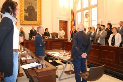 Plano general del pleno extraordinario del Ayuntamiento de Reus y del minuto de silencio