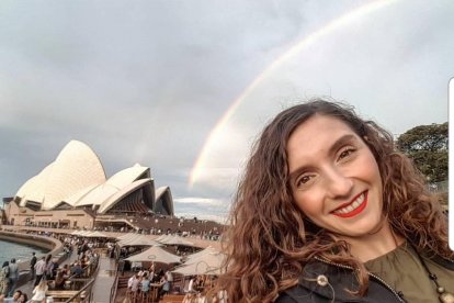 Maria Bellmàs, amb la Casa de l'Òpera de Sydney al fons.