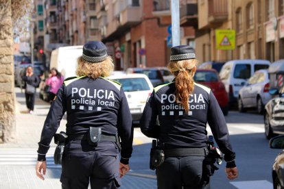 Dues agents del cos de la Policia Local de Manresa d'esquenes.