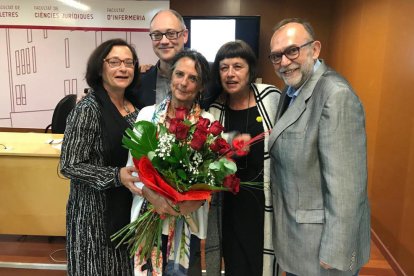 Joana Zaragoza, en el centro, con Montserrat Duch, Jesús Carruesco, Montserrat Palau y Joan Josep Pujadas.