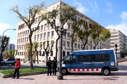 Un furgó dels Mossos d'Esquadra davant de l'Audiència Provincial de Tarragona.