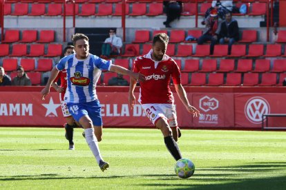 L'extrem grana conduint en la pilota en el partit disputat contra l'Ejea al Nou Estadi que va acabar amb victòria local (2-0).