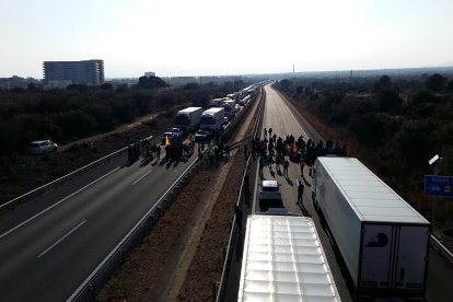 Los manifestantes han parado el tráfico en los dos sentidos de la marcha.