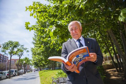 Antonio Moreno con su libro este lunes en Tarragona.