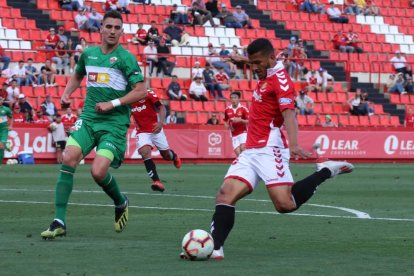 Luis Suárez, durant una acció del Nàstic-Elche que va finalitzar amb empat a tres gols al Nou Estadi.