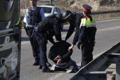 Momento de la detención del estudiante de la URV en Tarragona.