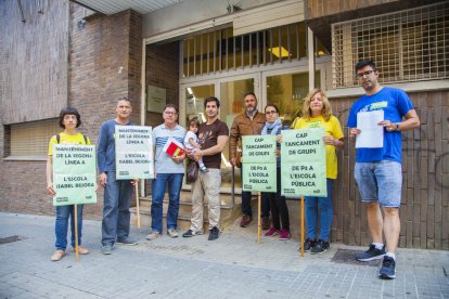 Els afectats pel tancament de la línia de P3 de l'escola van manifestar-se ahir al matí a Tarragona.