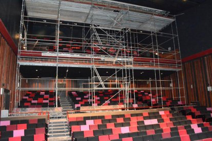 La bastida instal·lada a l'interior de la sala del Teatre Tarragona, afectada per un despreniment.