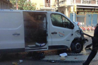 Imagen de la furgoneta que atropellar a varias personas en su recorrido por las Ramblas de Barcelona.