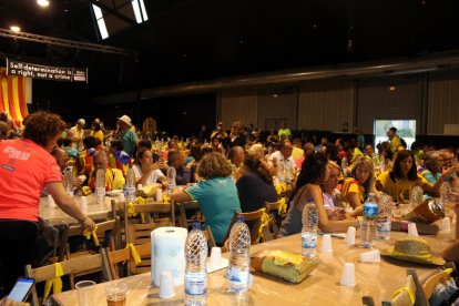 Plano medio de los participantes cenando en Martorell.