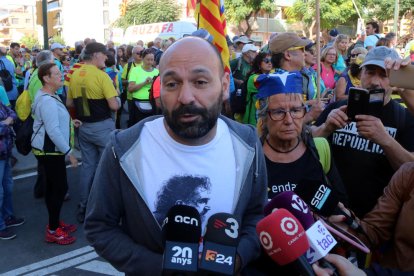 Primer pla del vicepresident d'Òmnium, Marcel Mauri, atenent els mitjans a Torredembarra.