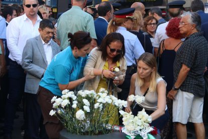 Algunos de los familiares llorando en el momento de la ofrenda.