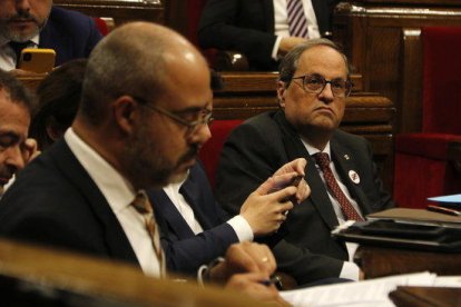 El president del Govern, Quim Torra, al Parlament. En primer pla, desenfocat, el conseller d'Interior Buch.