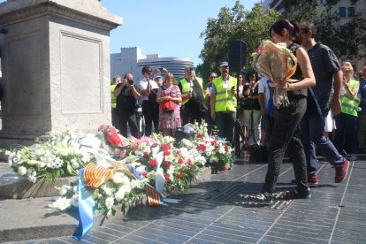 Plano general de un momento de la ofrenda floral en el acto alternativo en Canaletes.