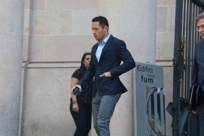 El futbolista Adriano Correia sortint de l'Audiència després d'acceptar la pena de presó per frau fiscal.