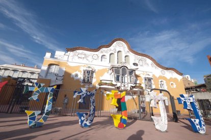 Imatge de les 'J' de Jujol realitzades per alumnes de Sant Joan Despí davant de Can Negre.