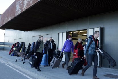 Pla general de turistes suecs arribant a l'Aeroport d'Alguaire per marxar a esquiar a Andorra i la Val d'Aran.