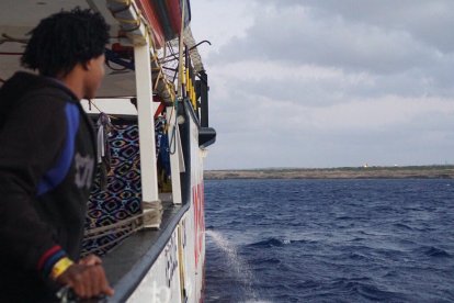 Un menor a bordo del Open Arms espera el desembarque del barco.