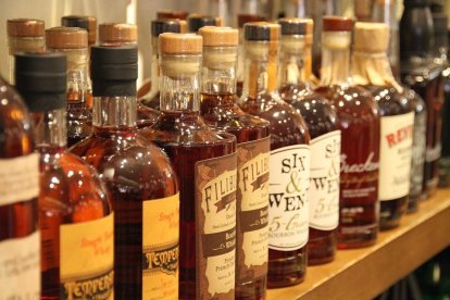 Imatge d'arxiu de diverses ampolles de Whisky