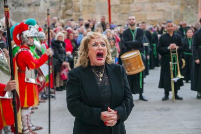 La processó del Sant Crist dels Gitanos va congregar més d'un centenar de persones a la Part Alta.