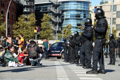 Imatge d'un cordó de Mossos d'Esquadra davant la concentració d'estudiants que ha tallat la plaça Espanya el 16 d'octubre