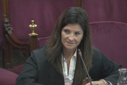 Plano medio de la abogada del Estado Rosa María Seoane durante el informe final.