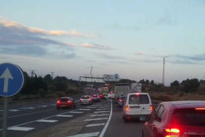 Imatge del trànsit poc després de les 7.30h, quan es començava a formar la cua de vehicles.