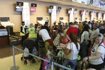 La cua d'un vol de repatriació de turistes operat al setembre.