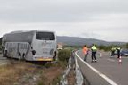 Imagen del accidente entre un coche y un autobús en la AP-7 en Amposta.