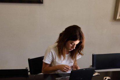 Marta Yustos, col.laboradora de l'IPHES, estudiant les restes de la Cova del Buldó al Museu d'Arqueologia Salvador Vilaseca, a Reus.