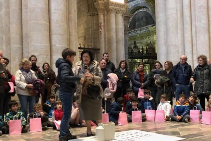 La historiadora Maria Joana Virgili explicant les parts de la Catedral als infants durant la construcció de l'edifici a petita escala.