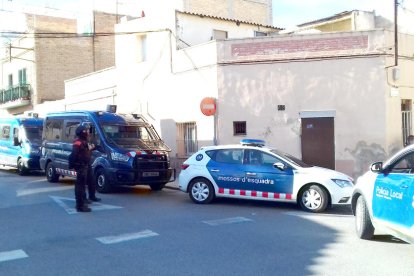 La casa de la calle Cánovas registrada este jueves por la noche en el marco del operativo policial contra la venta de drogas en Amposta.