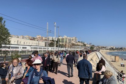 Imatge que oferia ahir al migdia el nou passeig marítim del Miracle, amb centenars de visitants.