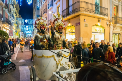 Dos patges a un dels carros ahir al Raval de Santa Anna.