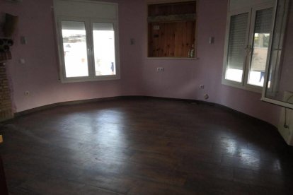 Una sala de la vivienda vacía, después de ser alquilada.