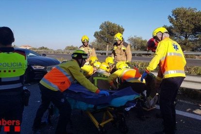 L'equip del SEM treballant en l'accident.