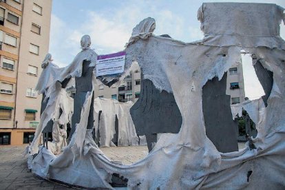 Aspecto actual de la tela que cubre el monumento de la plaza de la Sardana, construido en 1973.